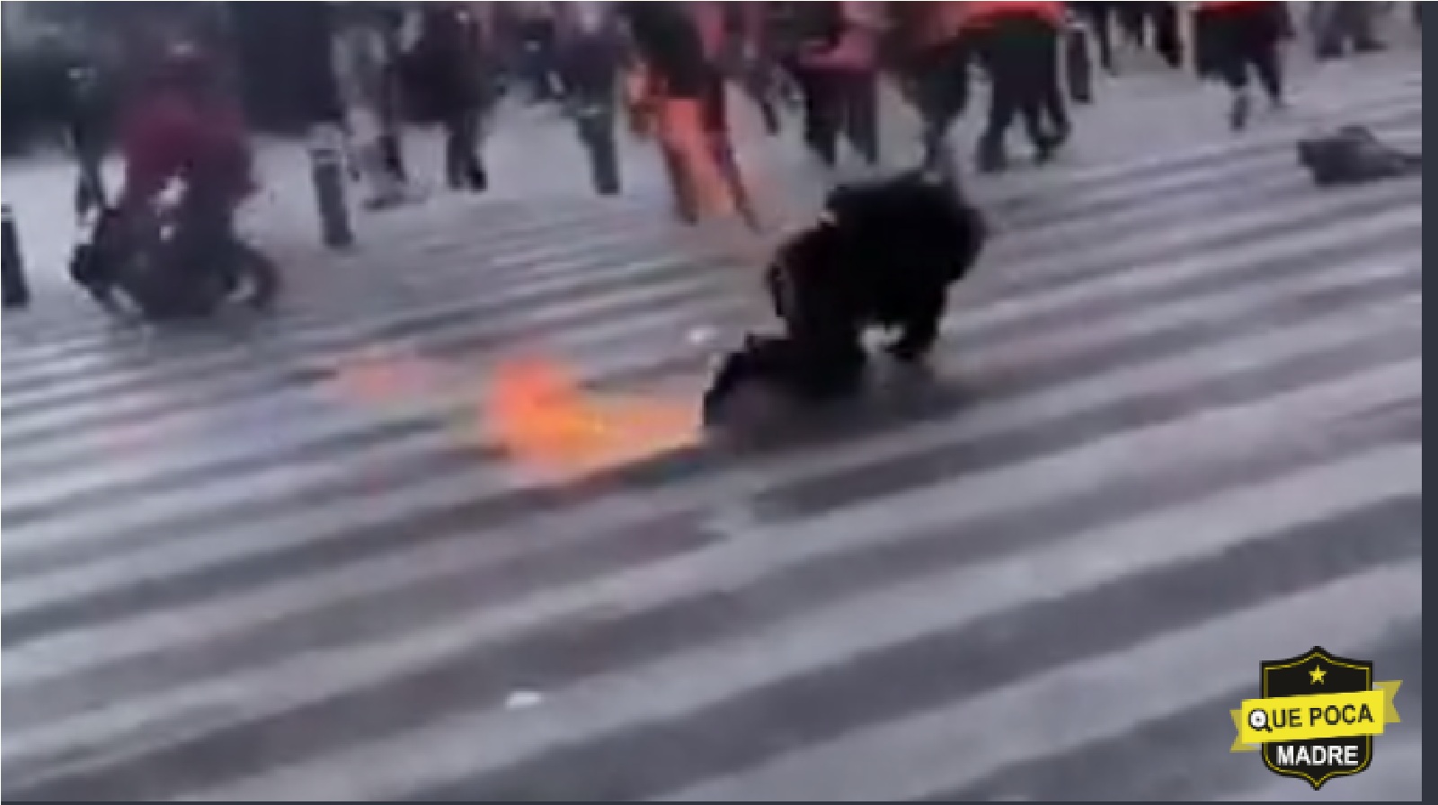 Video: Tras lanzar bomba Molotov contra la policía, se aprecia a 3 Feministas en LLAMAS
