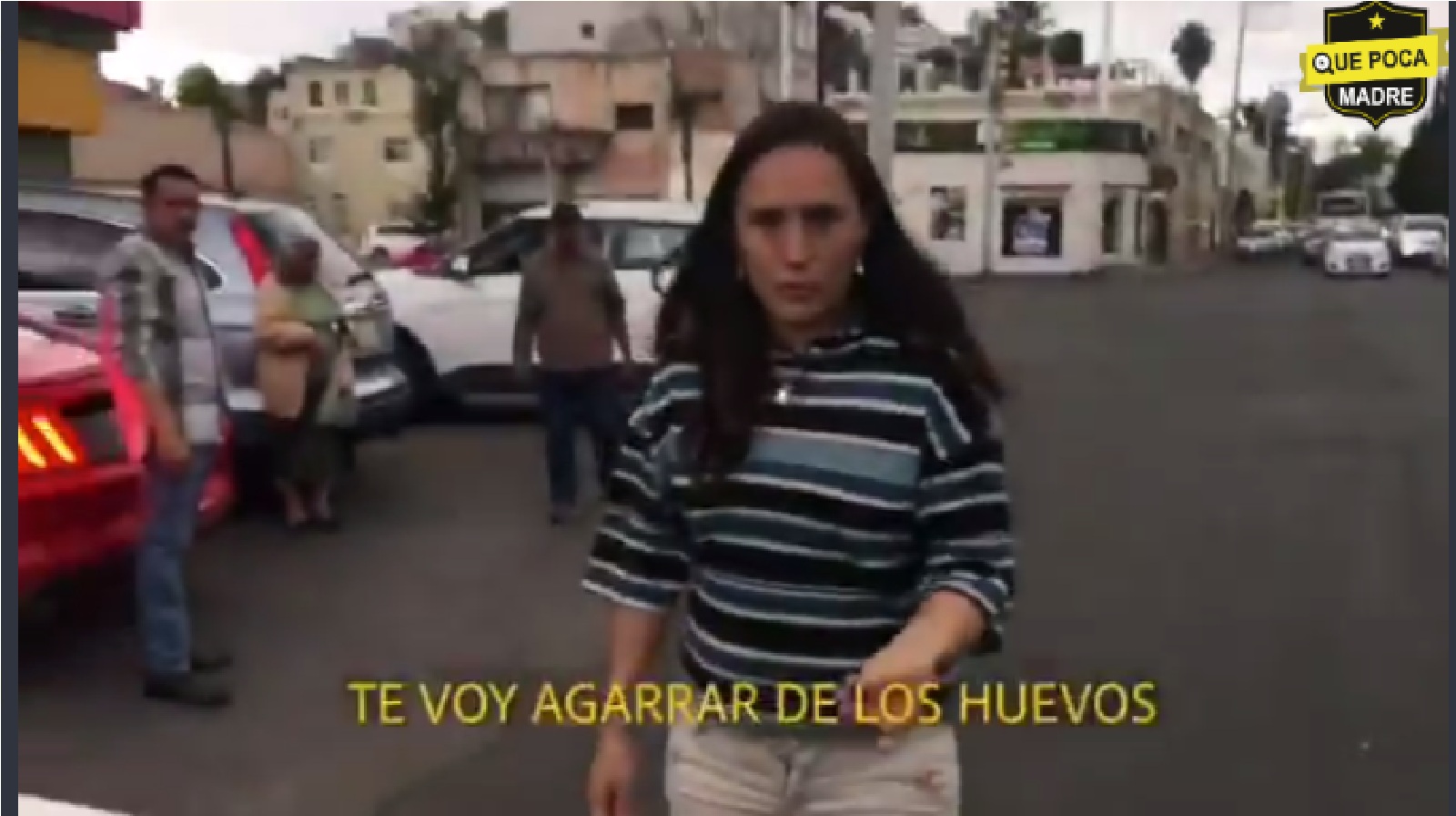 Video: #Ladymanoseo La mujer del video “castigó” a sus hijos (3 y 6 años aprox.) dejándolos afuera de un Oxxo, solos.