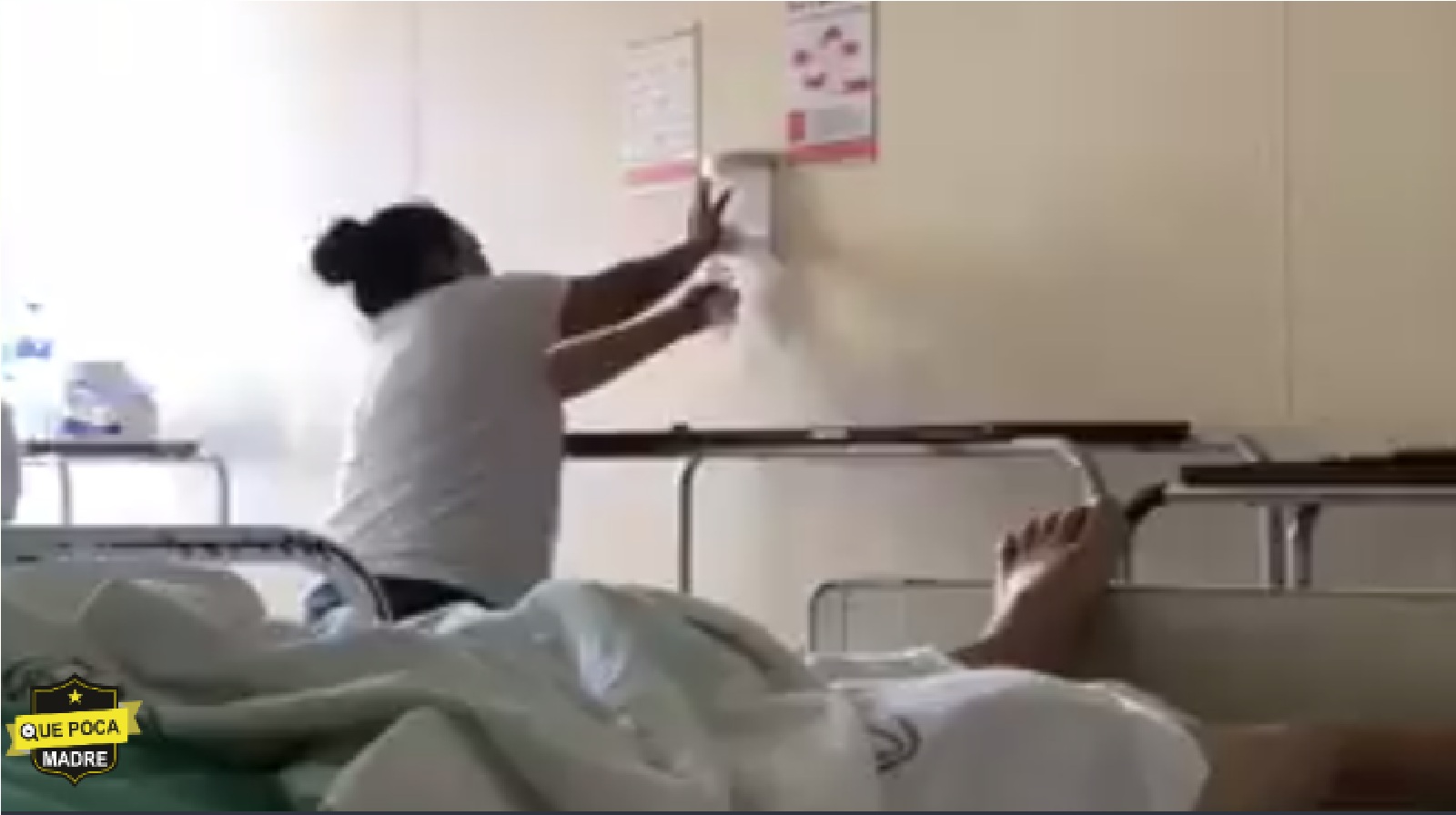 Video: #LadyGel Esta señora en el IMSS, se terminó todo el gel que había para uso de médicos, enfermeras y pacientes.