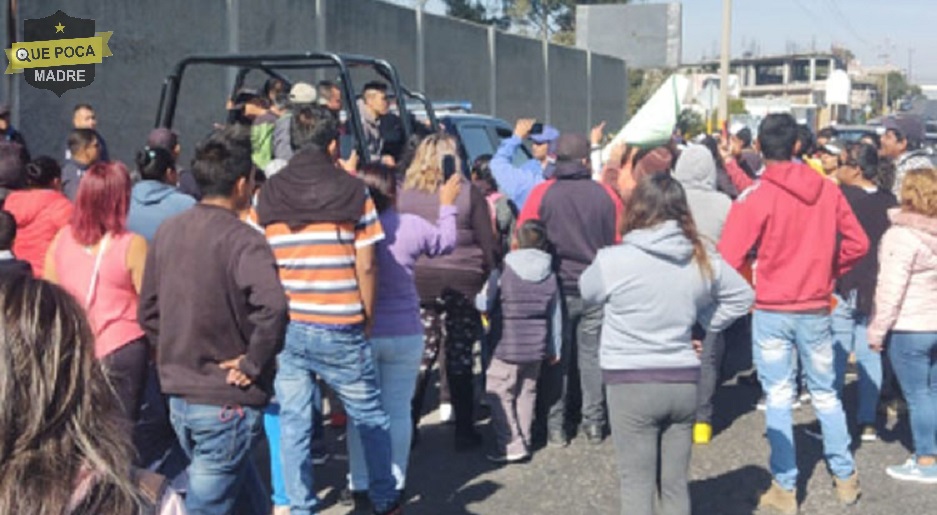 Padres de familia bloquean primaria de Tlaxcala por un caso de acoso sexual.