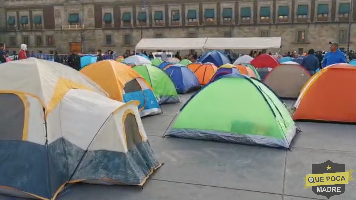 Maestros de Chiapas instalan campamento en el Zócalo de la CDMX.