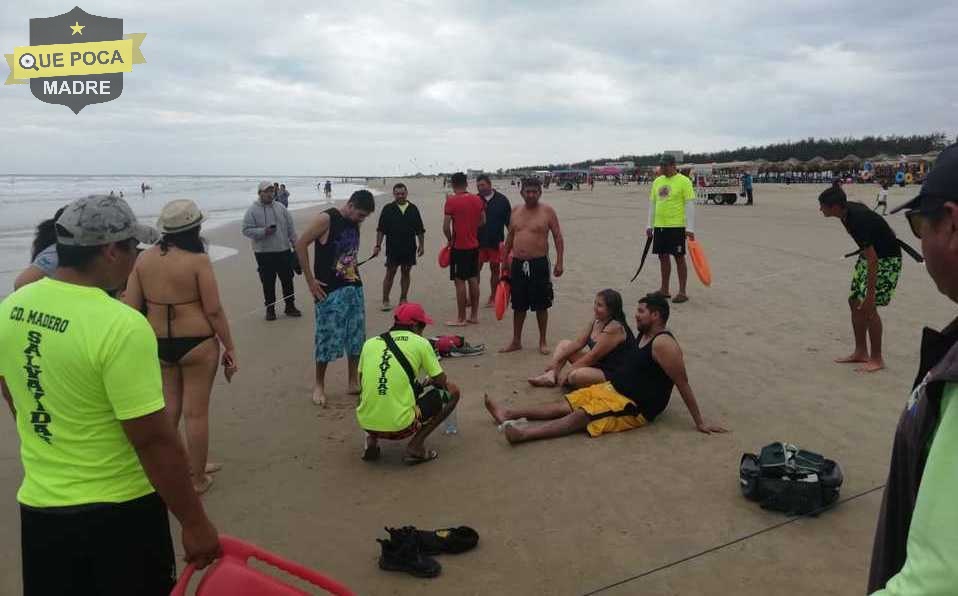 Turistas son rescatados de morir ahogados en playa de Tamaulipas.