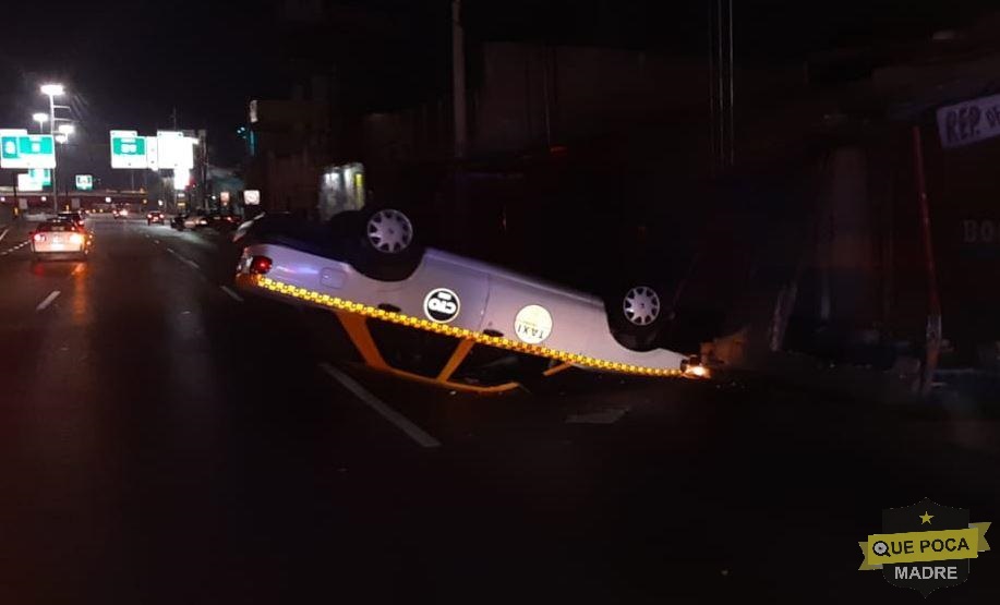 Vuelca taxi en Monterrey, chofer y pasajeros huyen dejando abandonado el vehículo.