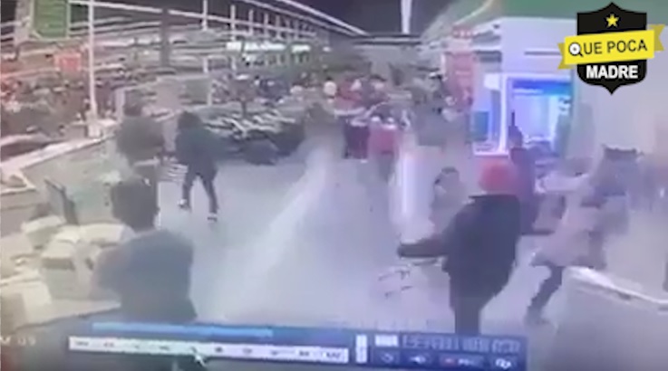 Delincuentes asaltan clientes de supermercado en Veracruz.