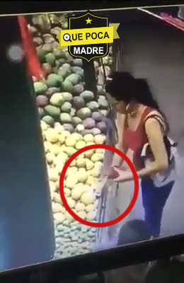 Ladrona le quita dinero a un niño que compraba frutas