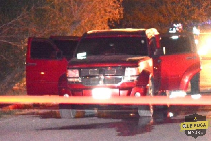 Sujetos incendian camioneta con dos cadáveres adentro en Chihuahua.