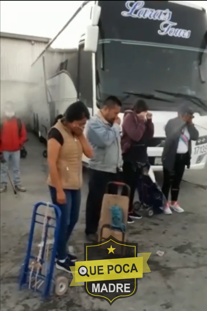 Rocían con alcohol a compradores en tianguis