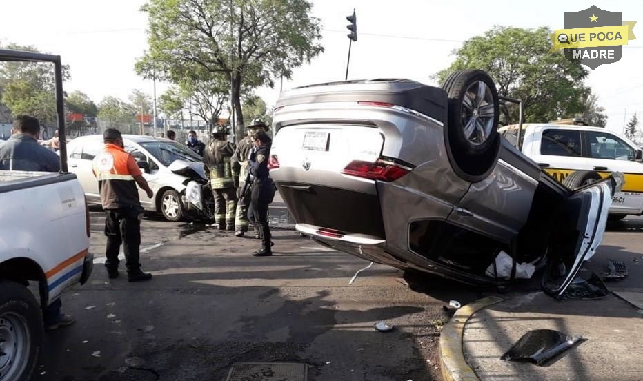 Aparatoso choque deja elementos de la Guardia Nacional lesionados en lztapalapa.