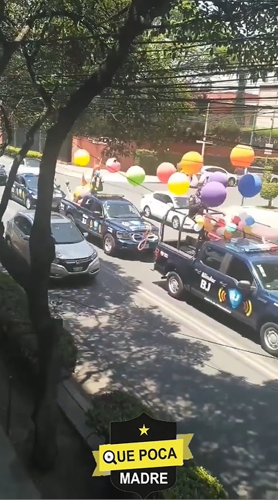 Con desfile de patrullas policías celebran día del niño en la CDMX.