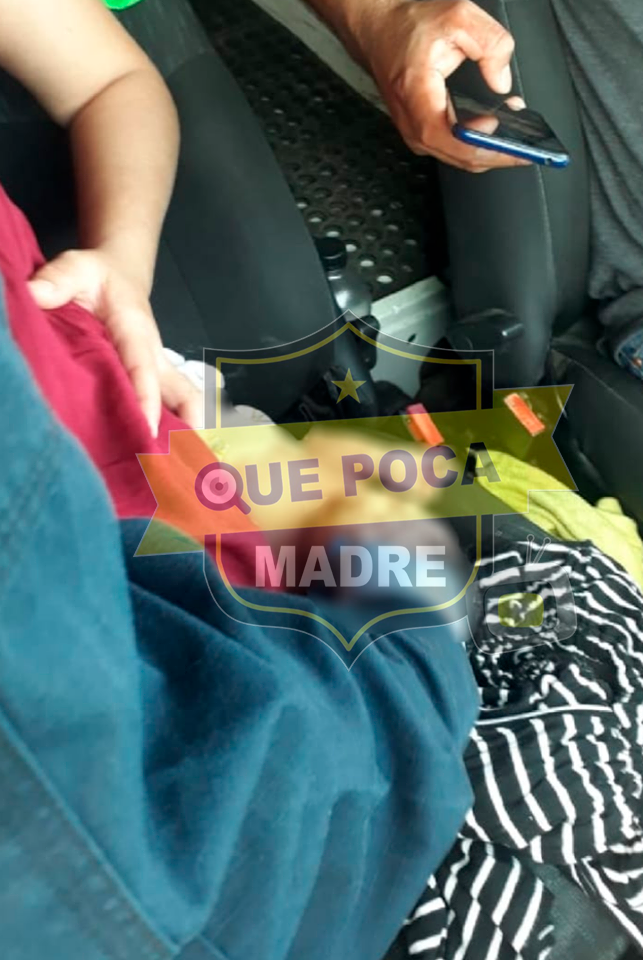 Elementos de policía auxilian a mujer embarazada a dar a luz en Sinaloa.