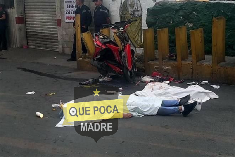 Familia que viajaba sin cascos en una moto se accidenta y mueren madre e hijo en Ecatepec.