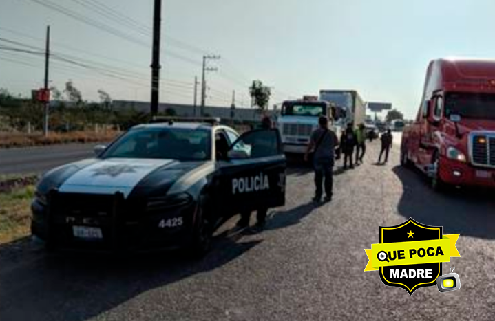 Policía detiene a dos hombres que robaron un trailer en Querétaro.