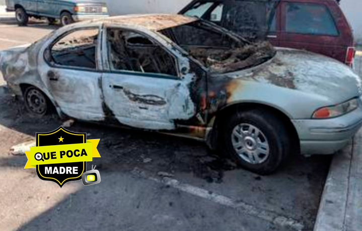 Conflicto entre vecinos provoca el incendio de dos autos en Querétaro.