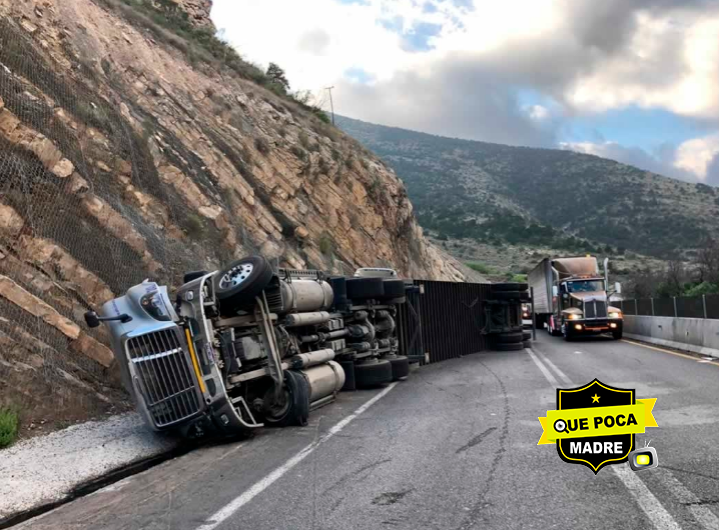 Daños materiales por volcadura de trailer en “Los Chorros” Coahuila, el conductor resultó ileso.