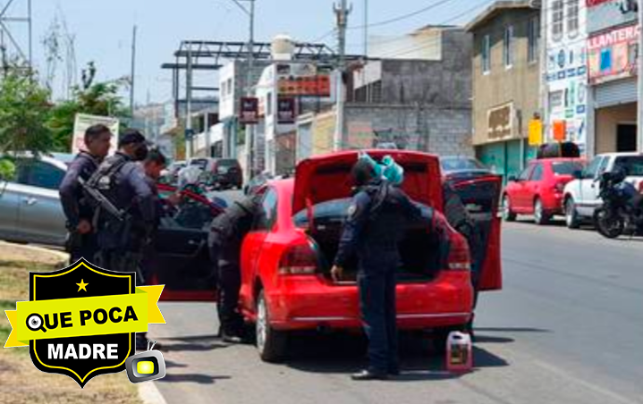 Detienen a dos sujetos que viajaban a bordo de un auto robado en Querétaro.