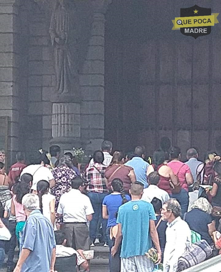 Ciudadanos de Tepic abarrotaron la catedral en plena contingencia sanitaria.