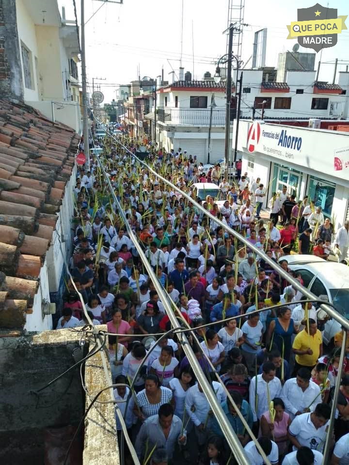 Ciudadanos ignoran contingencia por Covid 19 y abarrotan las calles por domingo de ramos en Chiapas.