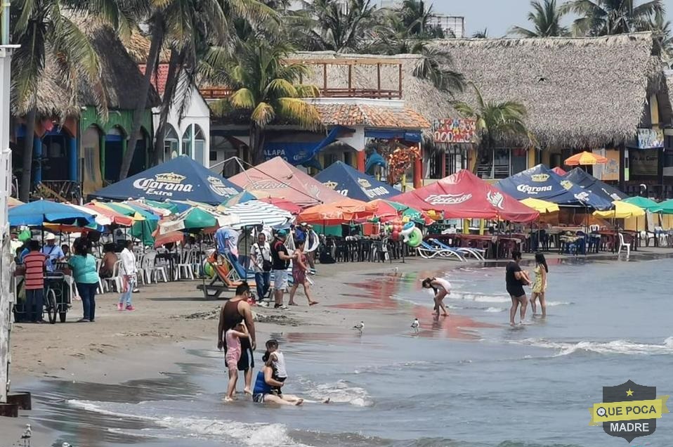 Turistas y comerciantes ignoran contingencia en playas de Veracruz.