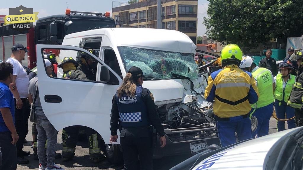 Conductor queda prensado al chocar su camioneta contra unidad de carga en la CDMX.