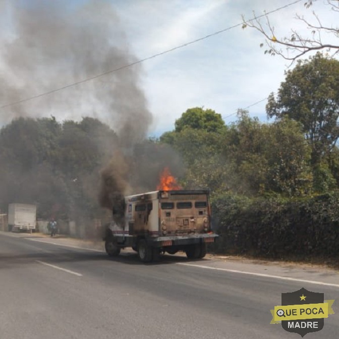 Se incendia camioneta de valores en Jalisco.