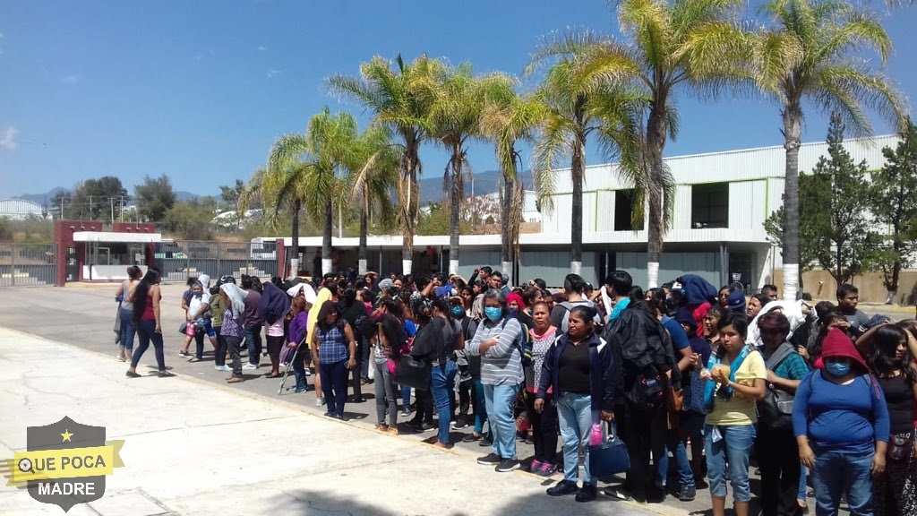 Protestan trabajadores de maquiladora por descanso sin sueldo en Oaxaca.