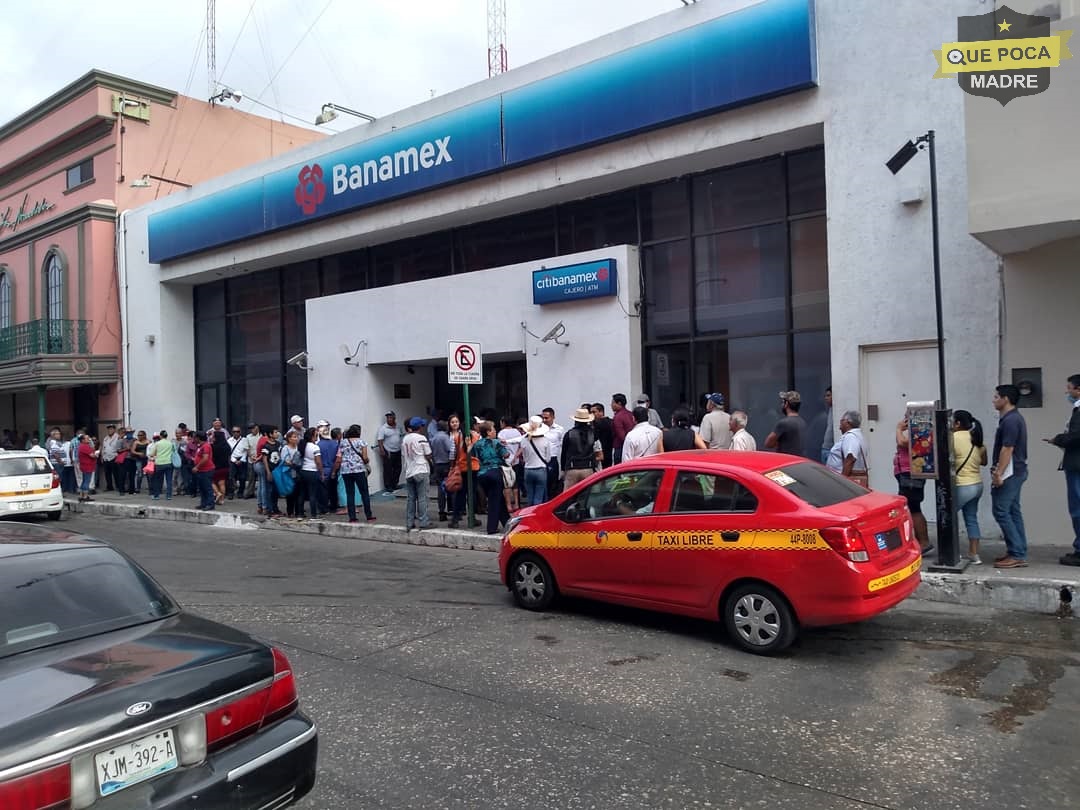 Ciudadanos se aglomeran en bancos de Tampico olvidándose de la situación del Coronavirus.