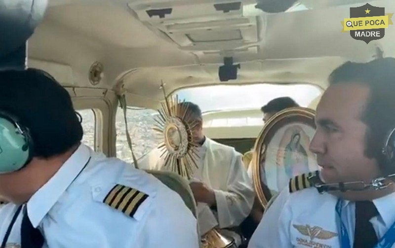 Desde avioneta sacerdote bendice Chihuahua por pandemia de Coronavirus.