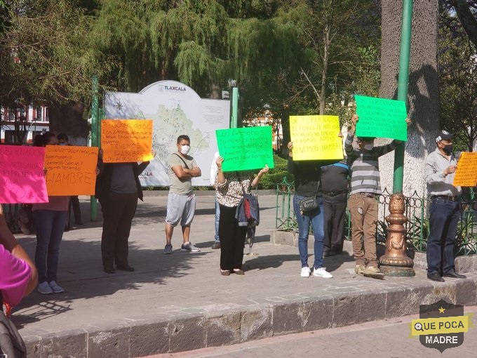 Protestan artesanos en Tlaxcala para pedir apoyos ante contingencia.