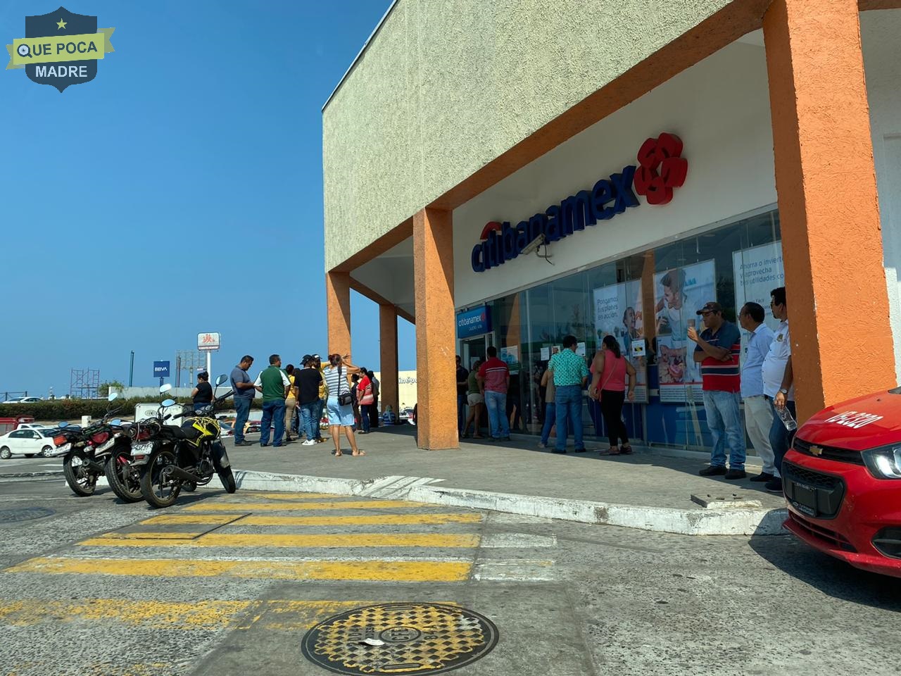 Ciudadanos olvidan san distancia al acudir a bancos en Veracruz.