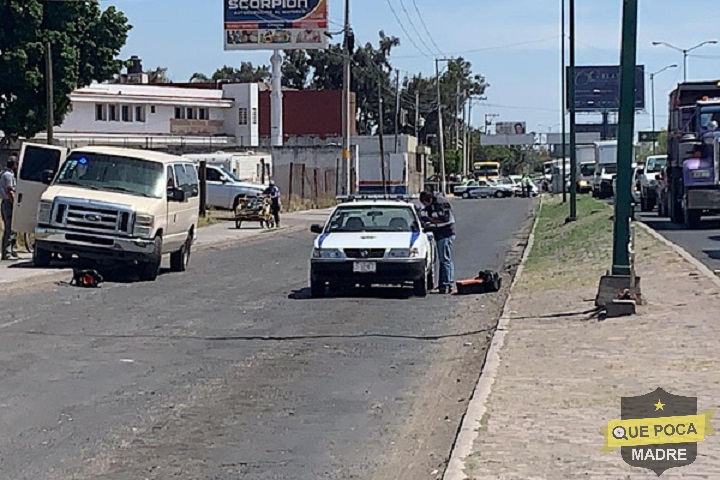 Plagian a un elemento de tránsito en Celaya.