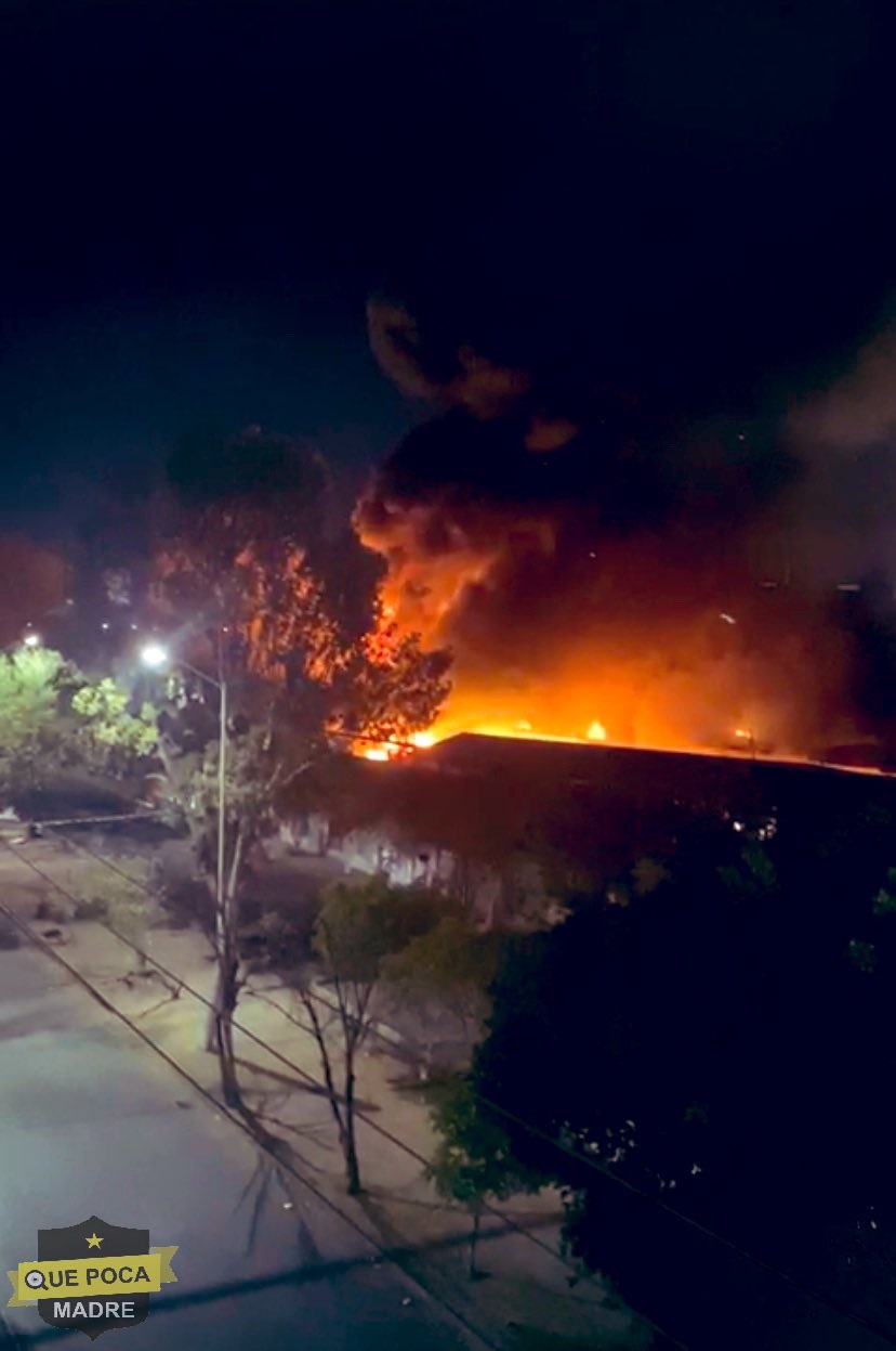 Incendio consume algunos locales en Central de Abastos de Celaya.