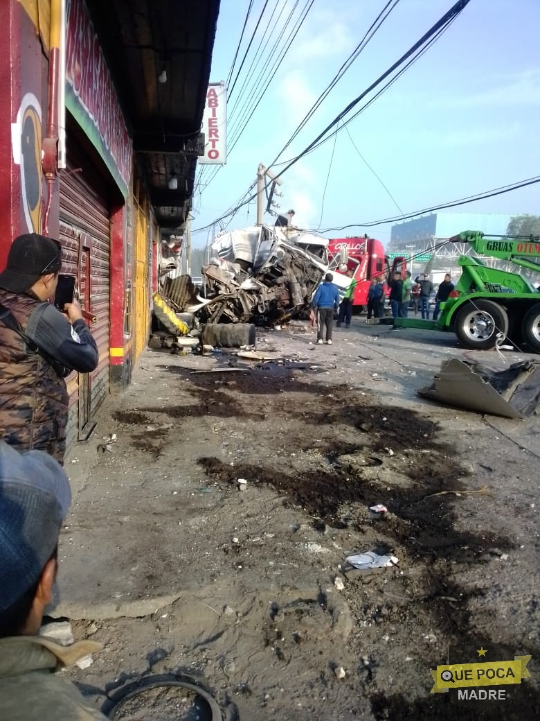 Choque entre tráiler y automóvil deja un muerto en Acolman.