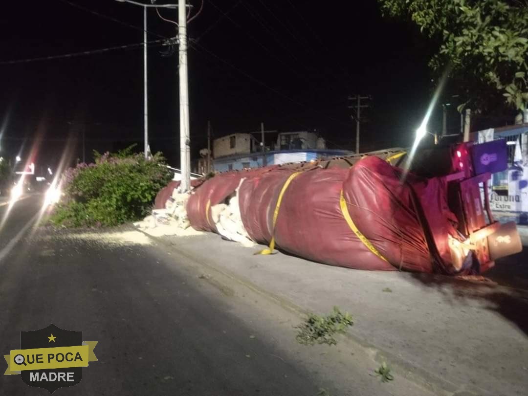 Vuelca tráiler cargado de maíz en Oaxaca.