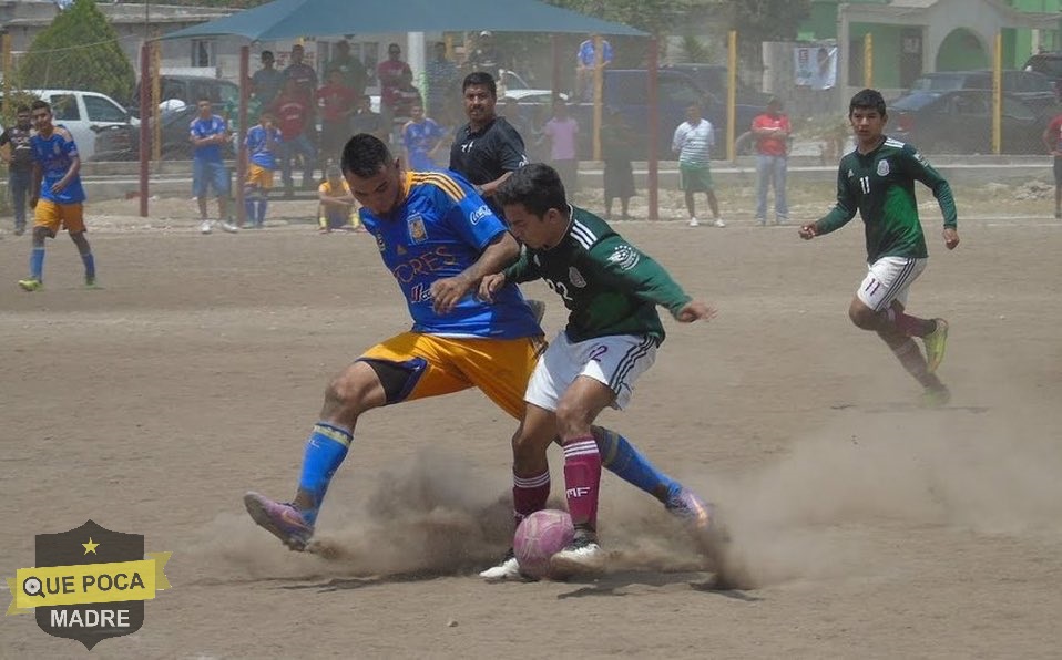 Futbolistas locales ignoran pandemia y realizan torneo en Oaxaca.