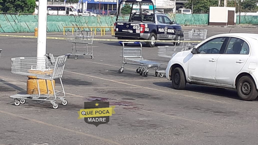 Atacan a balazos a un hombre en estacionamiento de centro comercial en Oaxaca.