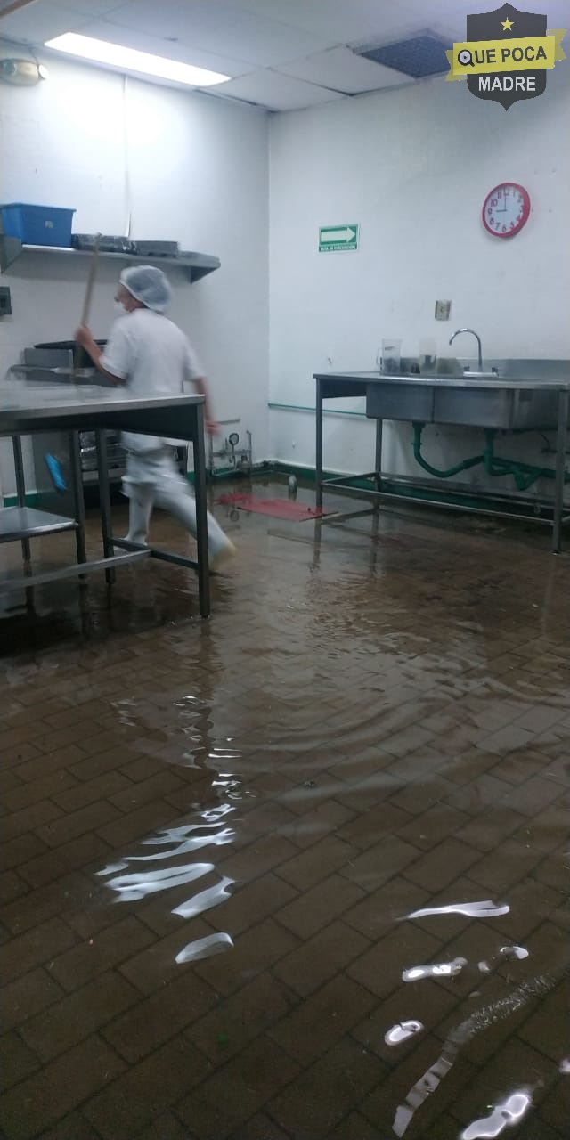 Se inunda Hospital de Ecatepec por fuerte lluvia.