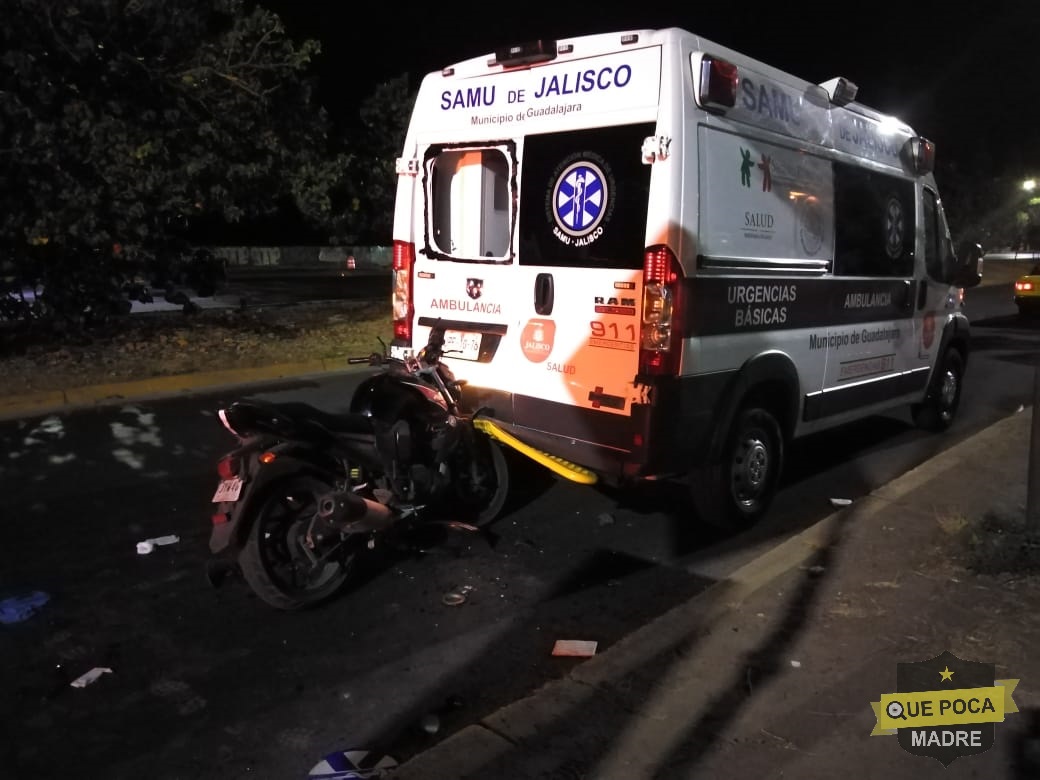 Ebrio motociclista choca contra ambulancia en Guadalajara.