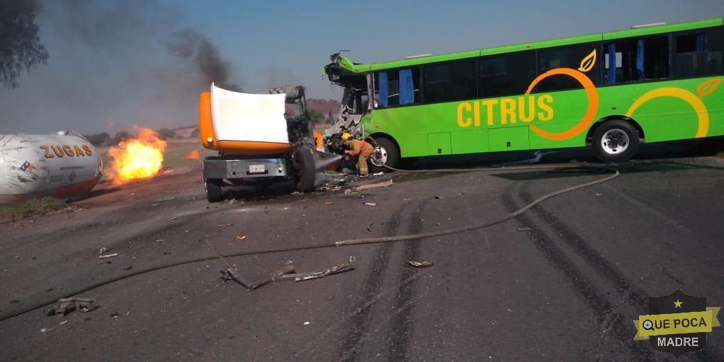Choque entre pipa y autobús deja un muerto en Zumpango.