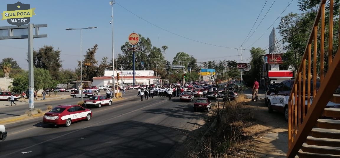 Taxistas vandalizan patrullas en manifestación en Oaxaca.
