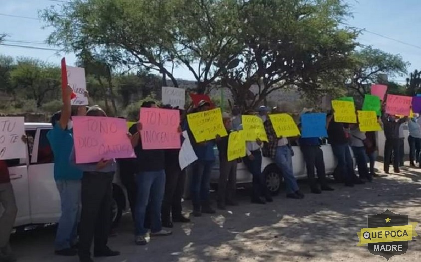 Vecinos de Tula de Allende protestan por detención de padre e hija.