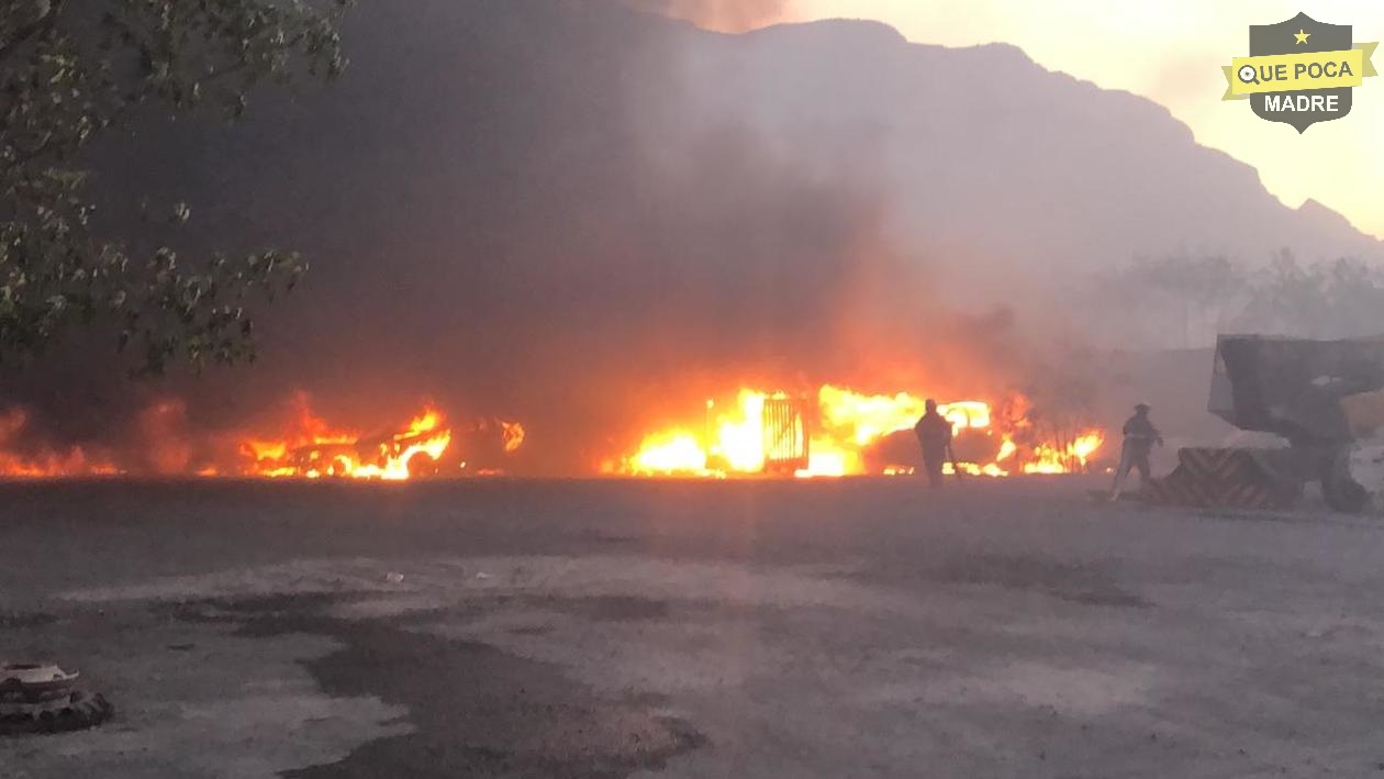 Incendio consume 100 vehículos en un negocio de grúas en Nuevo León.