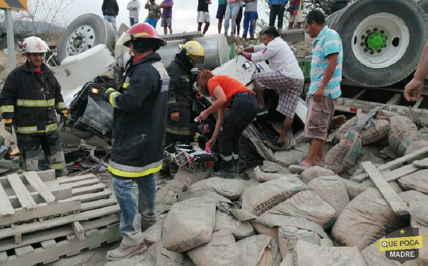 Vuelca tráiler cargado de cemento en Hidalgo.