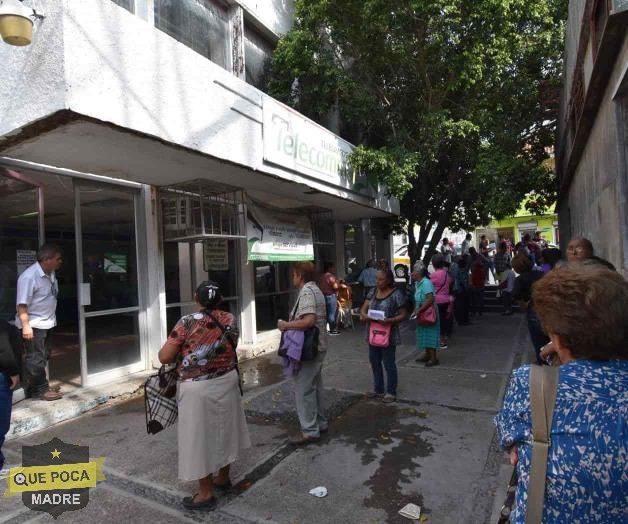 Adultos mayores se arriesgan a contagios por cobrar apoyos en Reynosa.