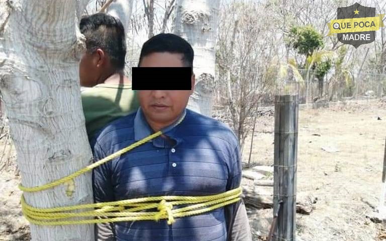 Detienen a dos presuntos ladrones y los amarran a un árbol en Chiapas.