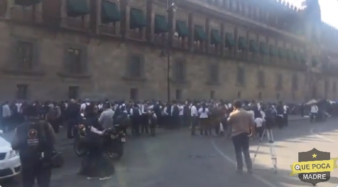 Protestan meseros de la CDMX en Palacio Nacional.