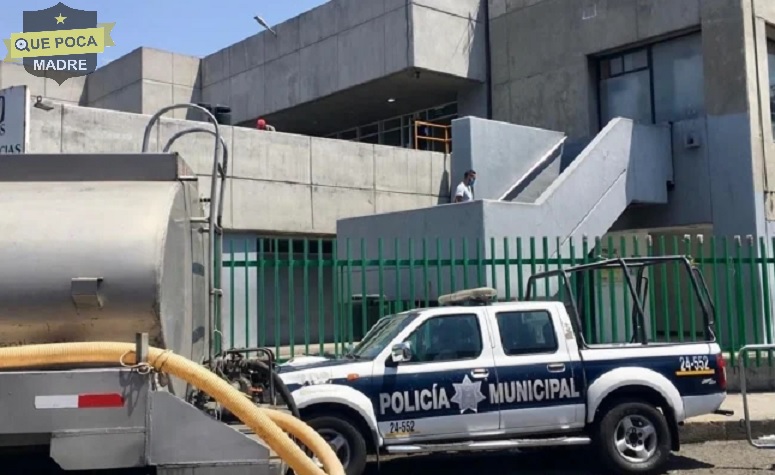 Policía vigila hospital en Tlalnepantla.