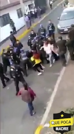 Policías se enfrentan con vecinos en Cuajimalpa.