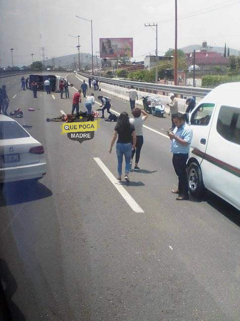 Vuelca unidad de transportarte público en Ecatepec.