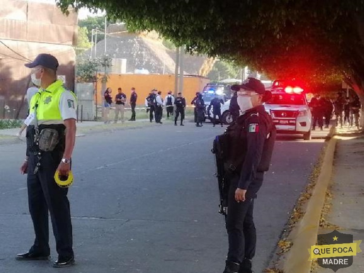 Policías se enfrentan con familiares de joven asesinado en Irapuato.