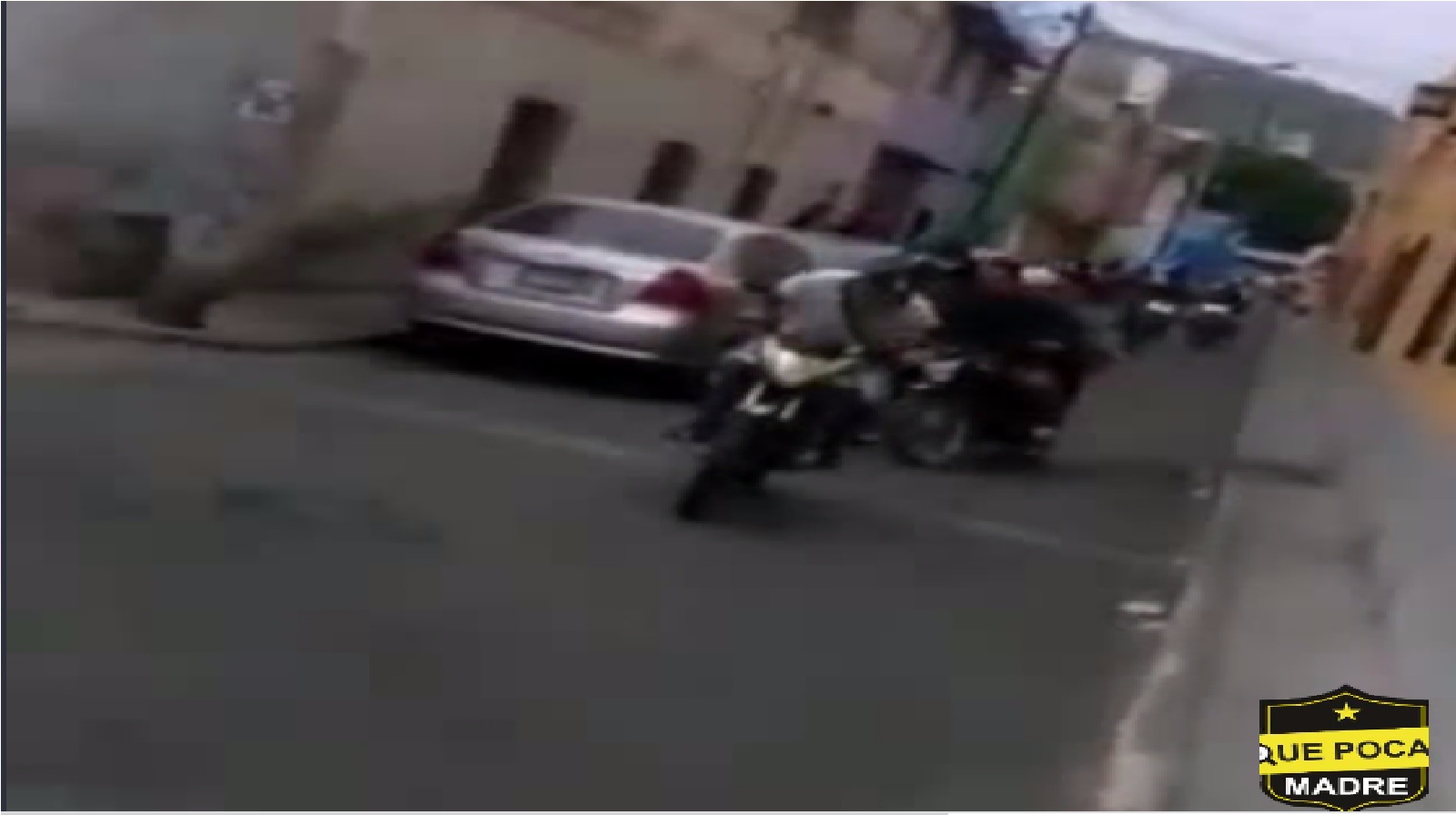 VIDEO: VALIENTE ciudadano GRABA ESCAPE de Moto-RATAS luego de ASALTAR casa de empeño